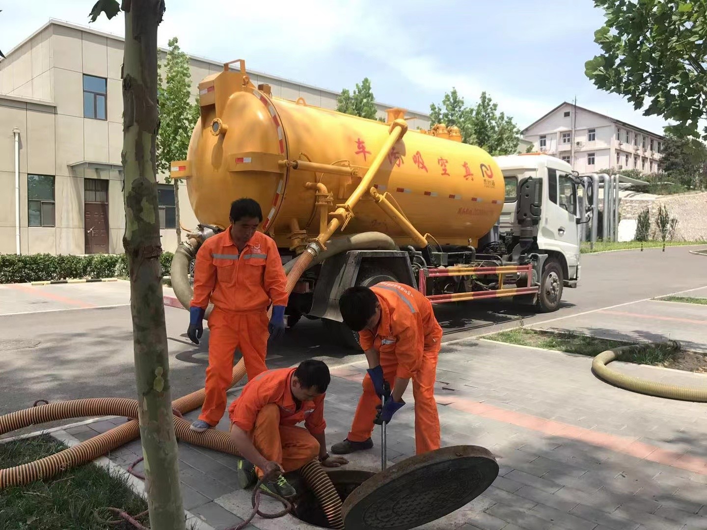 南通管道疏通车停在窨井附近