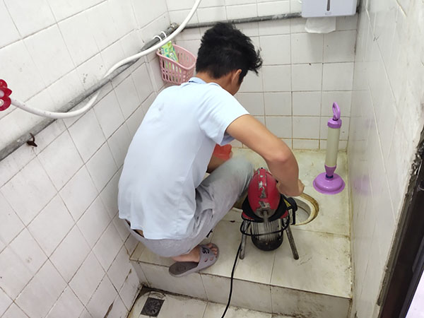 南通管道堵塞冒臭气 专业师傅现场解决问题