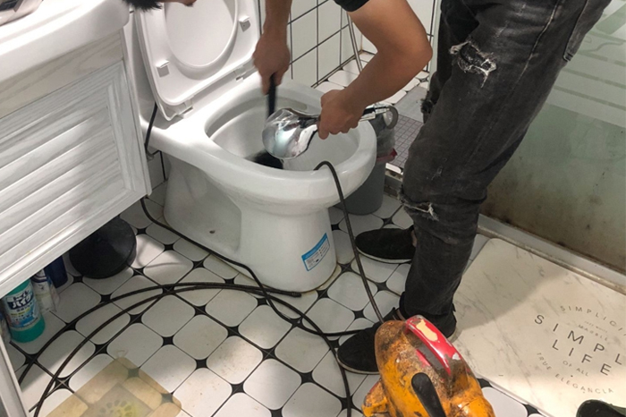 南通马桶堵塞自己疏通还是找师傅?专业上门服务让你省时更省心
